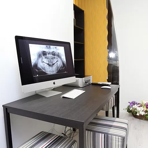 3.デジタルレントゲンで撮影し、モニターで確認